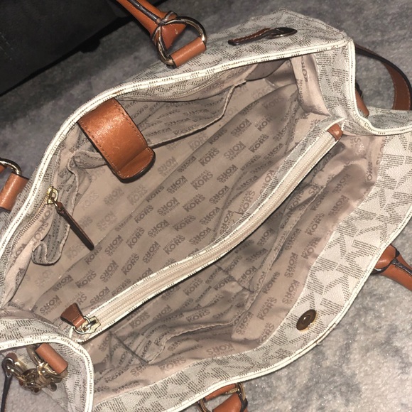 Authentic MK Hamilton Traveler - Picture 3 of 8